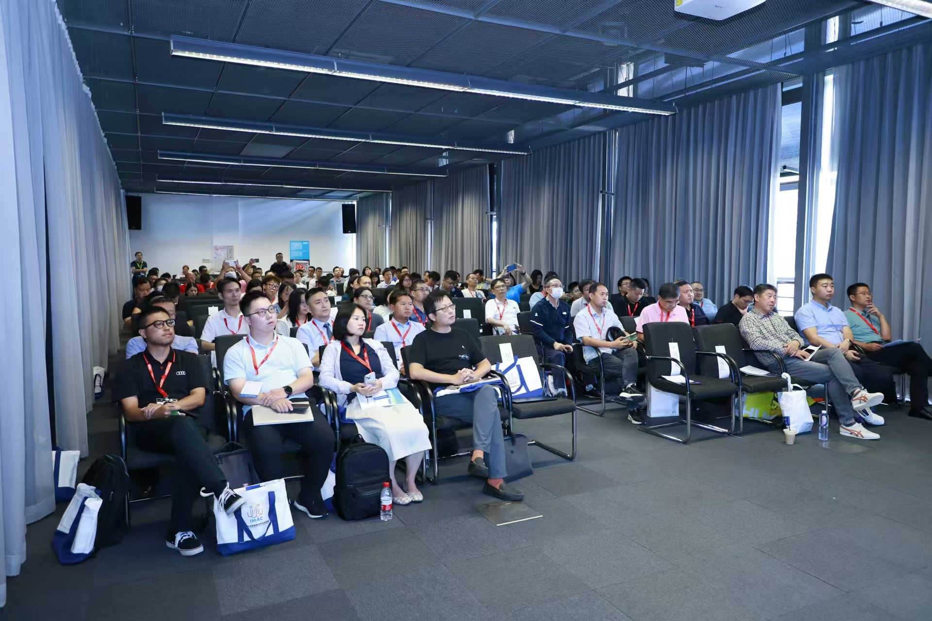 公赌船JCJC710出席2024汽车焊装智能工厂技术研讨会并发表主题演讲